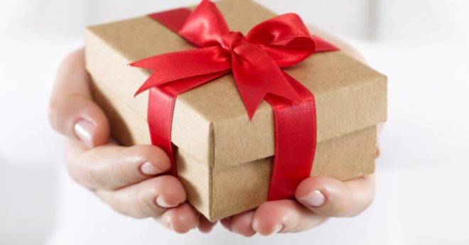 Бритва в подарок мужчине: можно ли дарить для прочных отношений
