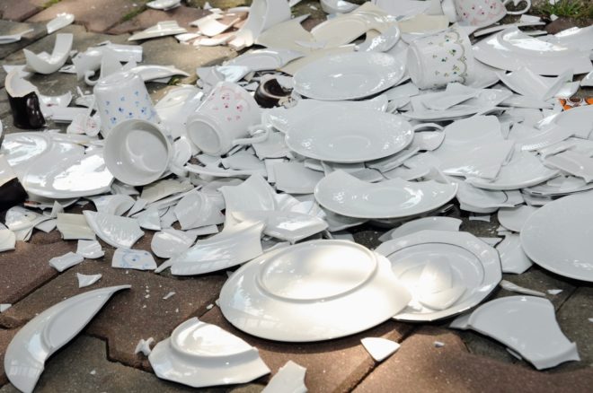 К чему бьется посуда в доме: примета о тарелках и чашках