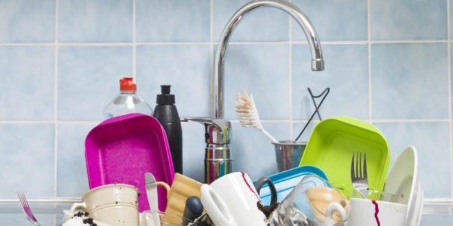 Почему в гостях нельзя мыть посуду: народная примета