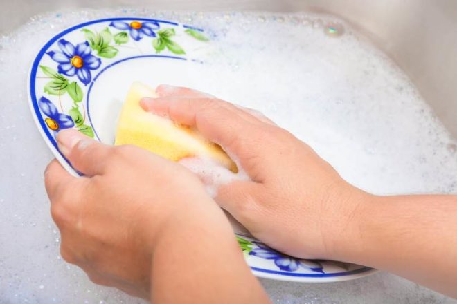 Почему в гостях нельзя мыть посуду: народная примета