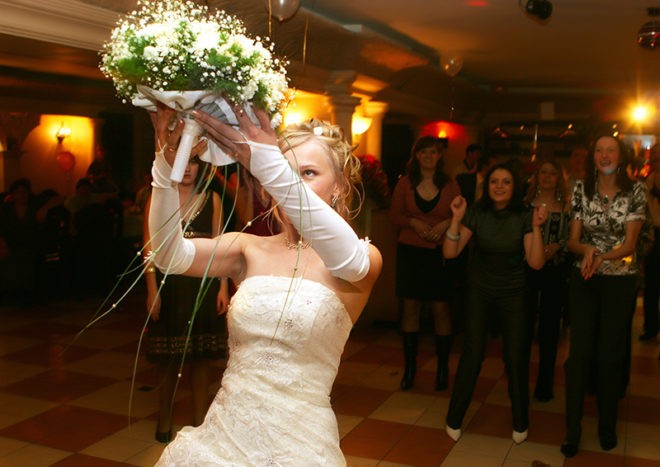 Поймать букет невесты на свадьбе: что с ним делать, приметы