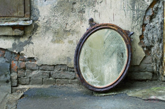 Старое разбитое зеркало: очищение от негативной энергии, защита