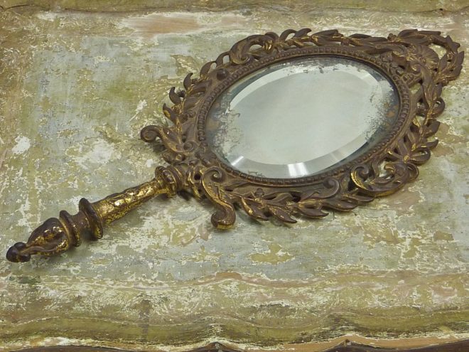 Старое разбитое зеркало: очищение от негативной энергии, защита